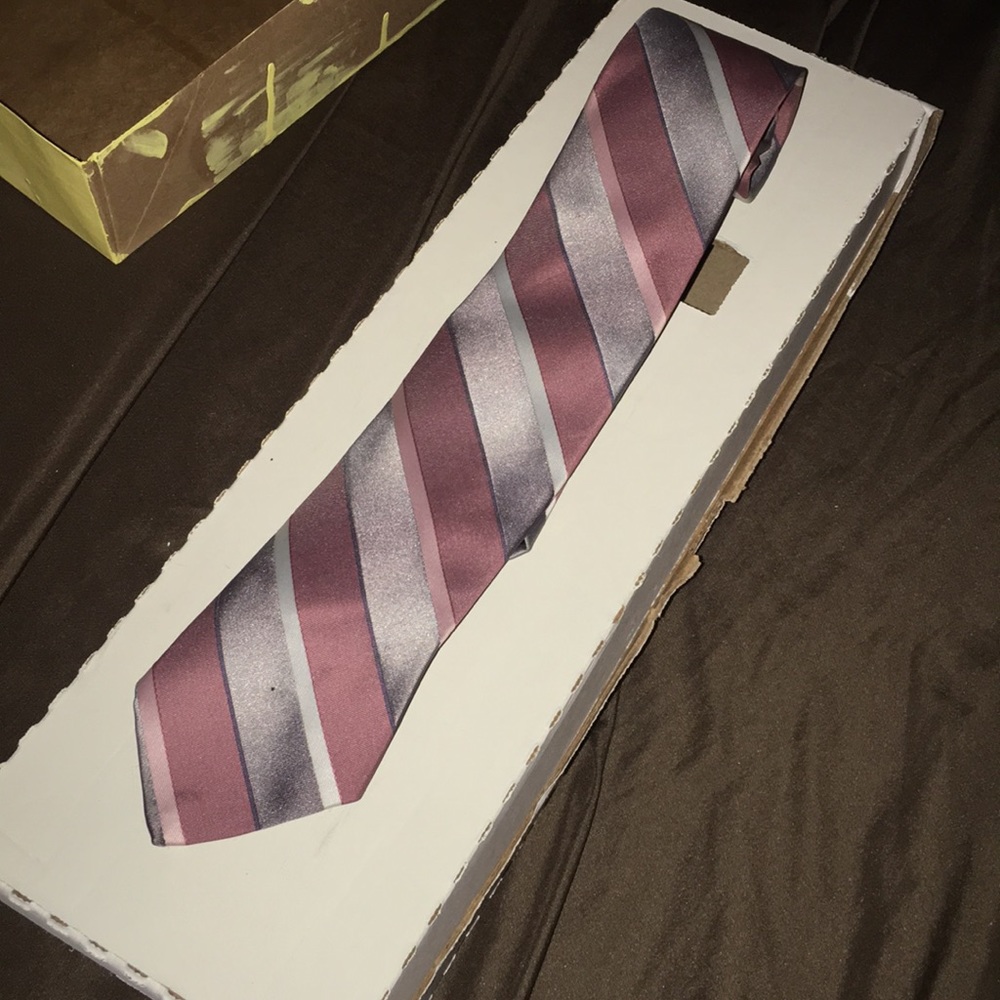 Unmarked tie in peek a boo tiebox mailer
